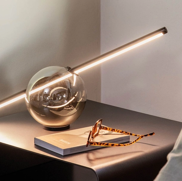 Lampada da tavolo Rugiada con base sferica in vetro di Natevo
