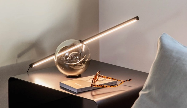 Lampada da tavolo Rugiada con base sferica in vetro di Natevo
