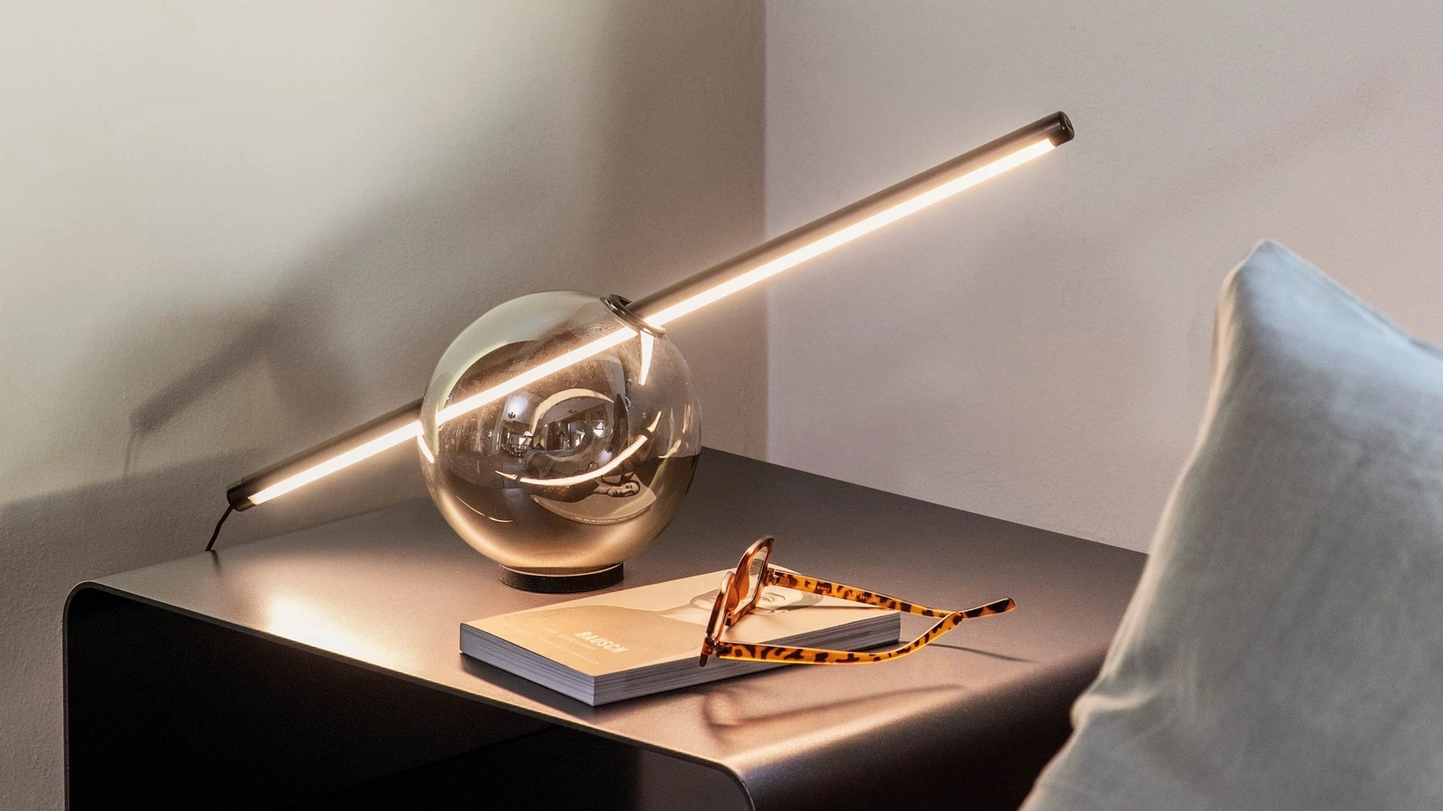 Lampada da tavolo Rugiada con base sferica in vetro di Natevo