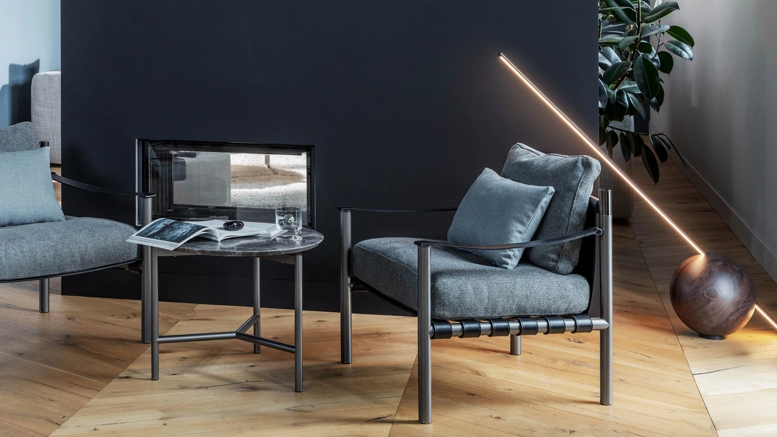 Lampada da terra Rugiada con base sferica in legno massello di Natevo