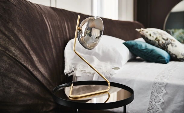 Lampada da tavolo in ottone con paralume in cristallo fumé Sunset di Cattelan Italia