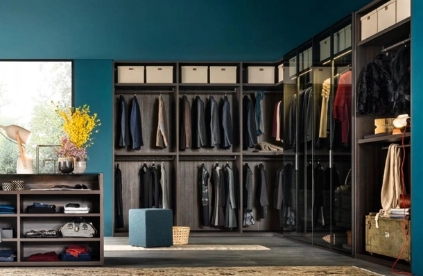 Armadio angolare Pivot con ante in vetro e alluminio di Giellesse