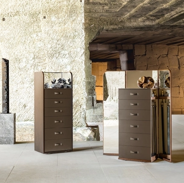Cassettiera Giano in rovere termotrattato con cassetti rivestiti in cuoio di Alivar