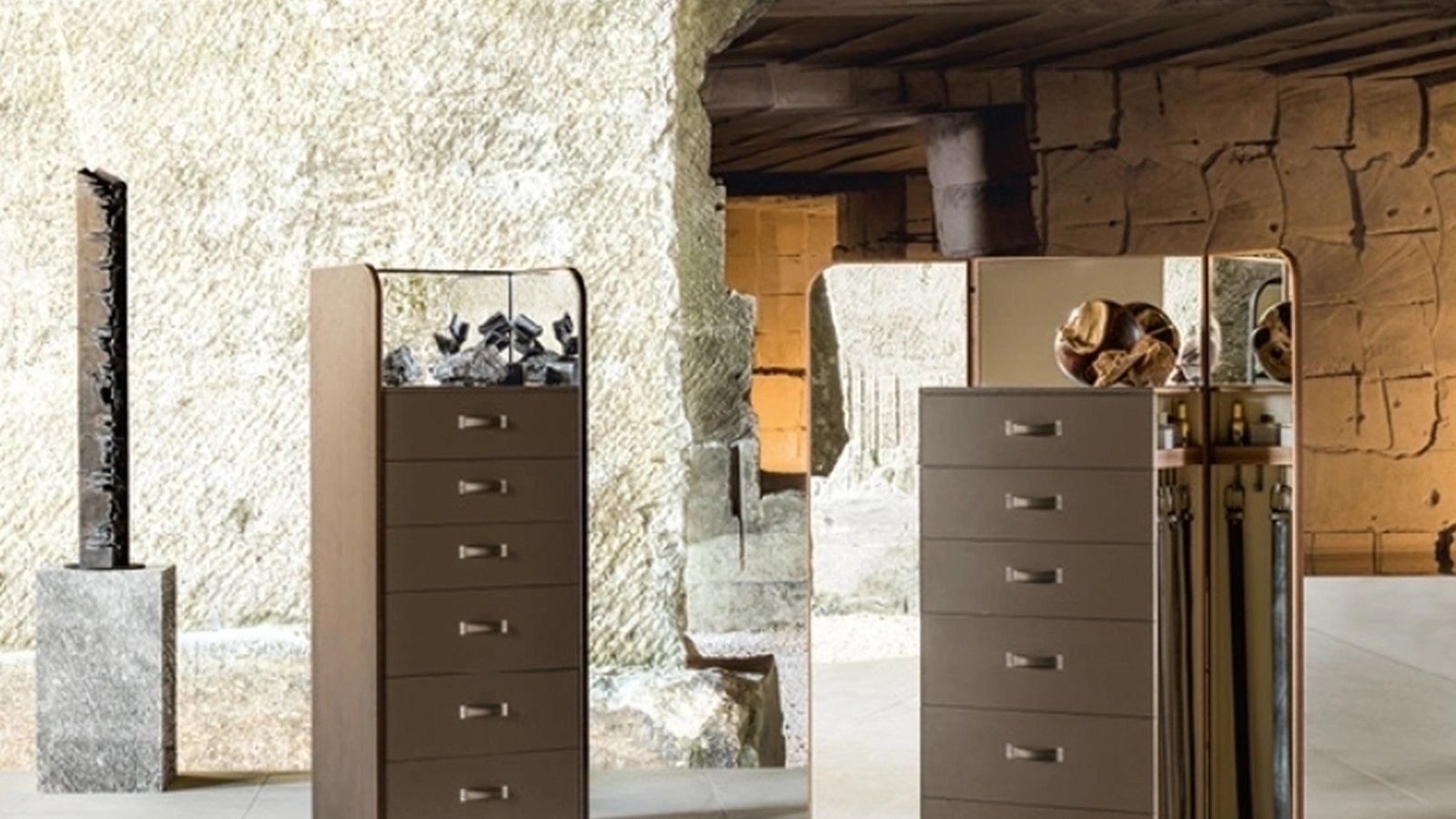 Cassettiera Giano in rovere termotrattato con cassetti rivestiti in cuoio di Alivar