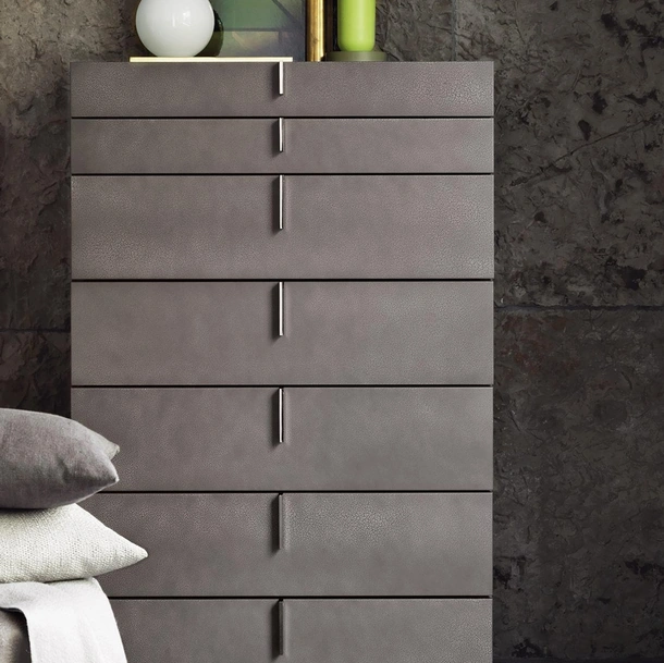 Cassettiera in legno laccato Ari di Flou