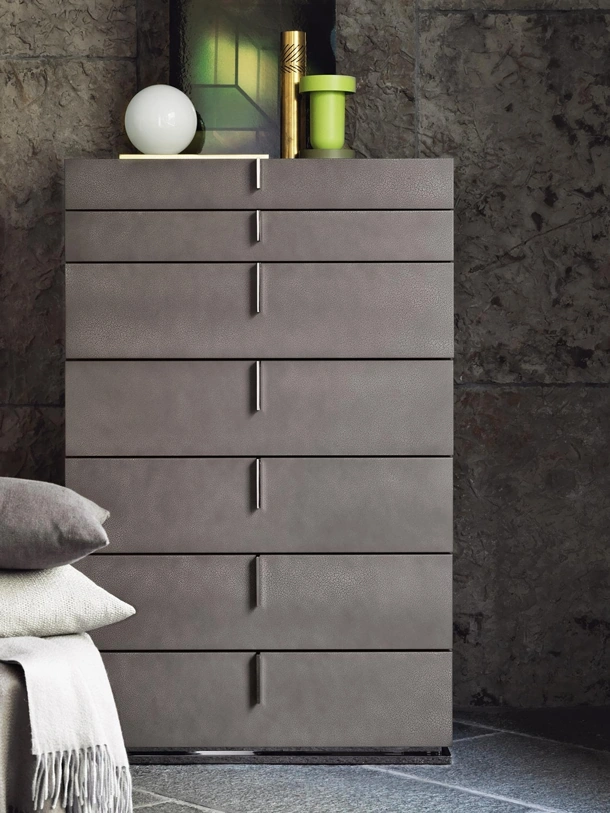 Cassettiera in legno laccato Ari di Flou