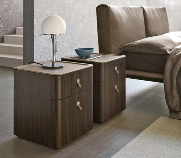 Comodino in rovere verniciato e top in pietra acrilica rivestita in pelle Kube di Alivar