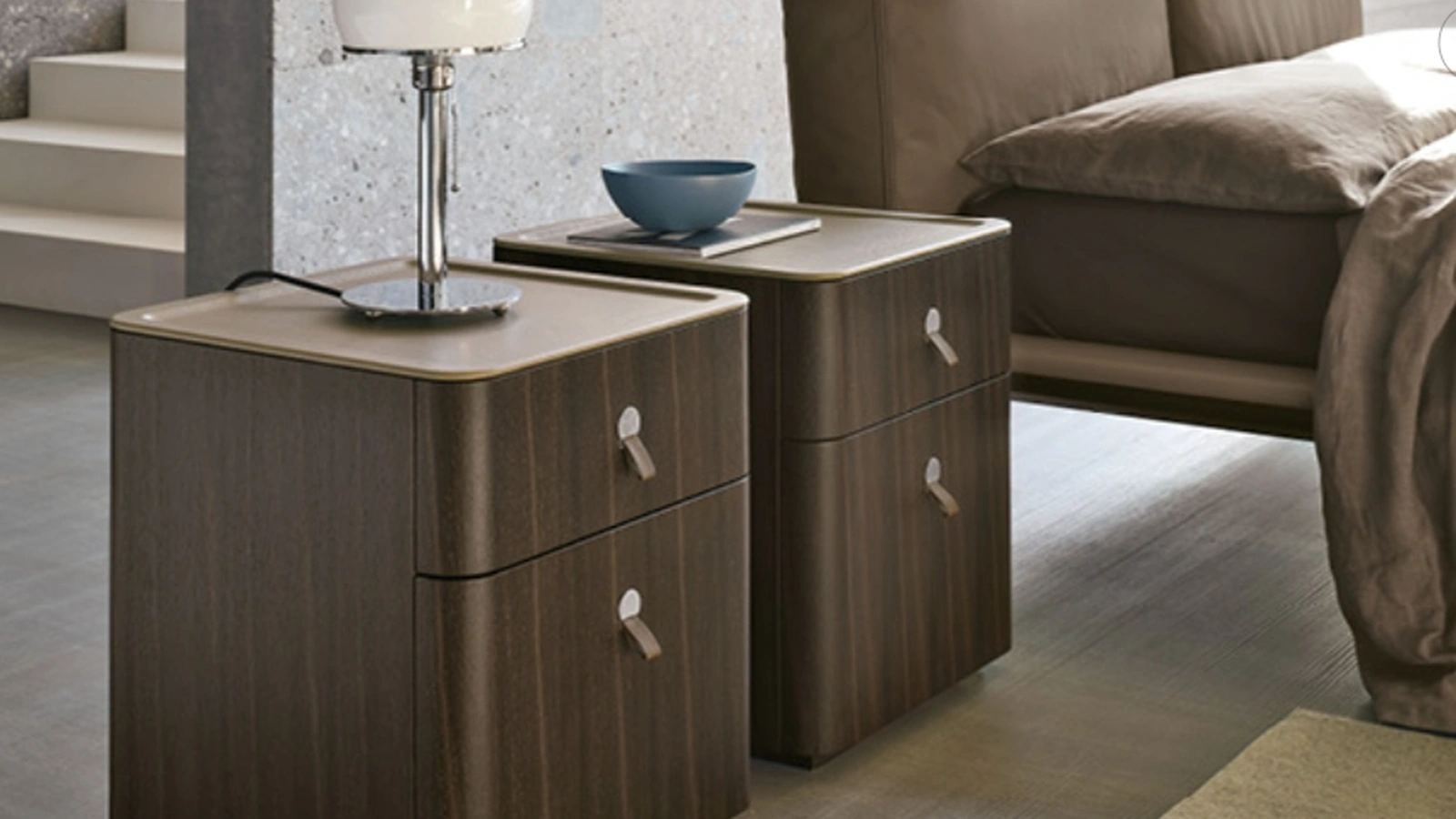 Comodino in rovere verniciato e top in pietra acrilica rivestita in pelle Kube di Alivar