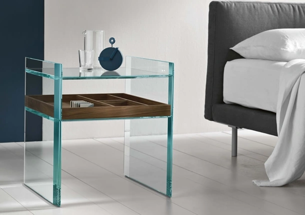 Comodino in vetro bisellato con vassoio in legno massello Quiller Side Table di Tonelli