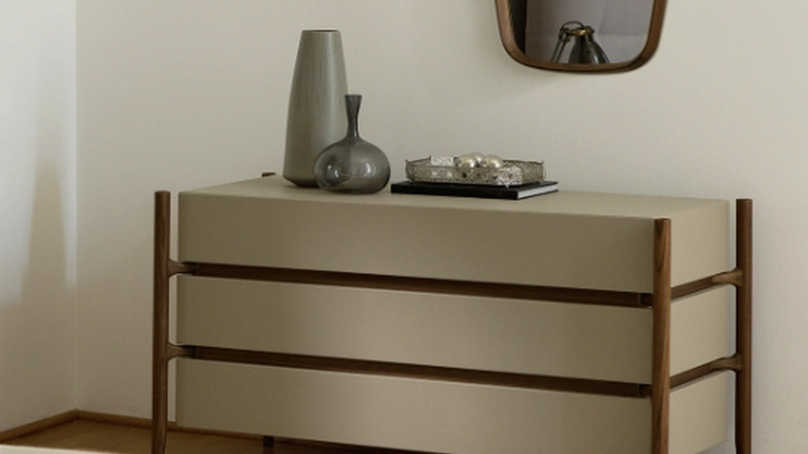 Cassettiera Regent in legno rivestita in pelle di Porada