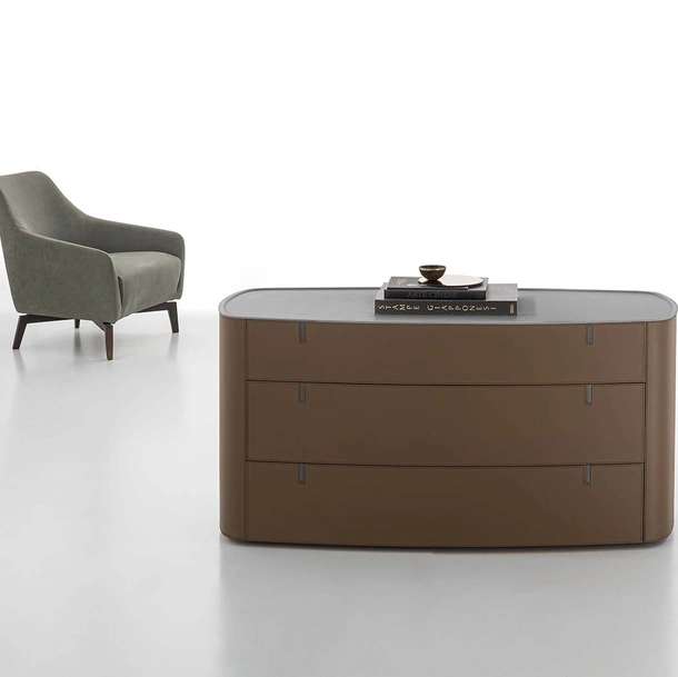Comò Round rivestito in cuoio con top in pietra acrilica di Alivar