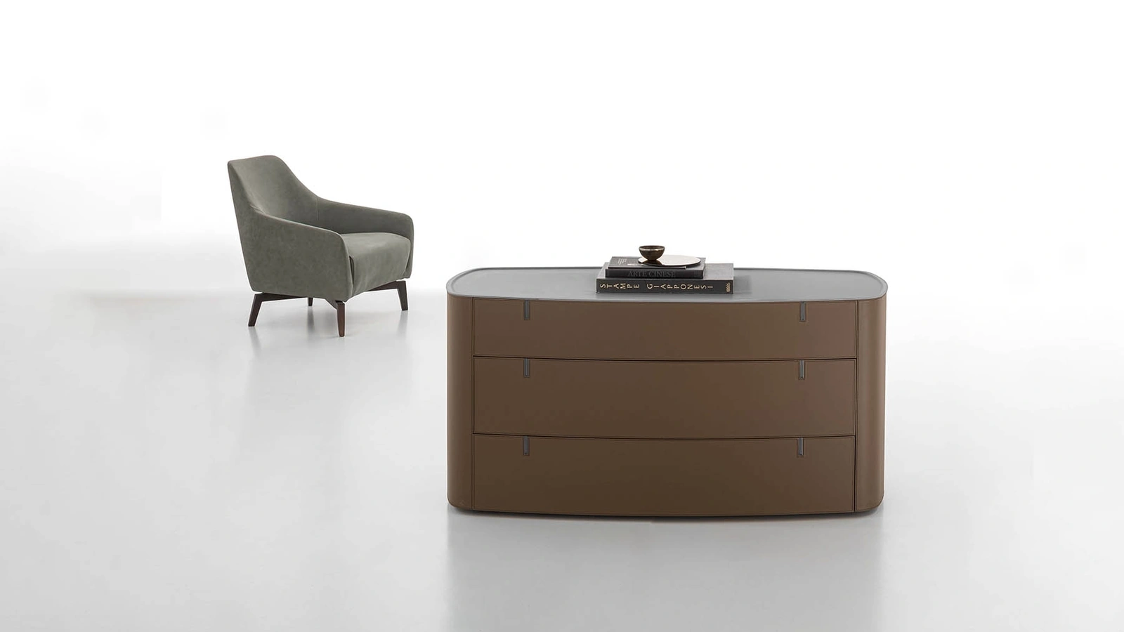 Comò Round rivestito in cuoio con top in pietra acrilica di Alivar