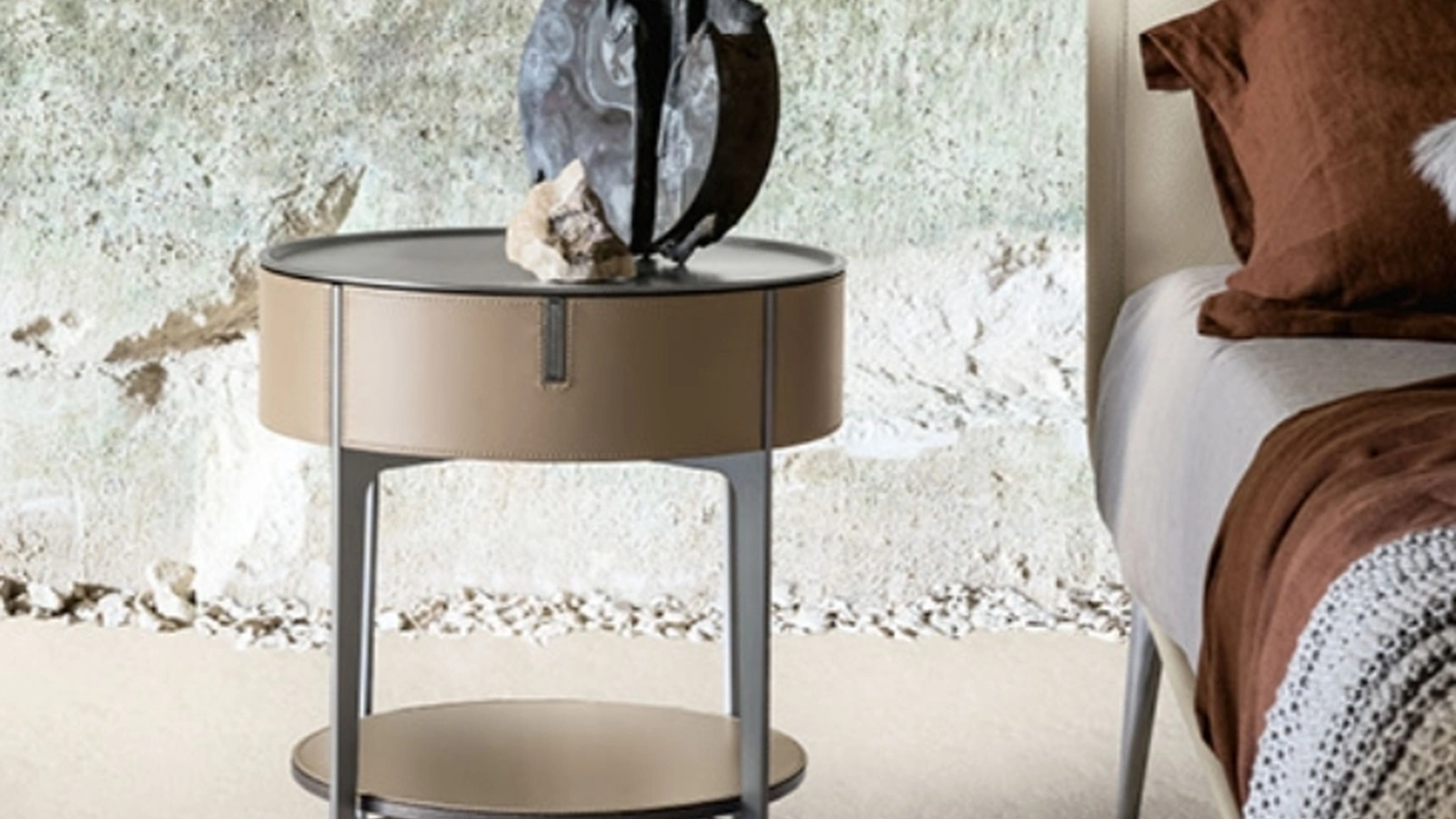 Comodino Round rivestito in cuoio con piano in acciaio di Alivardi Alivar