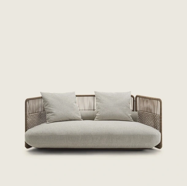Divano lineare in tessuto con struttura in cuoio intrecciato Everett di Flexform