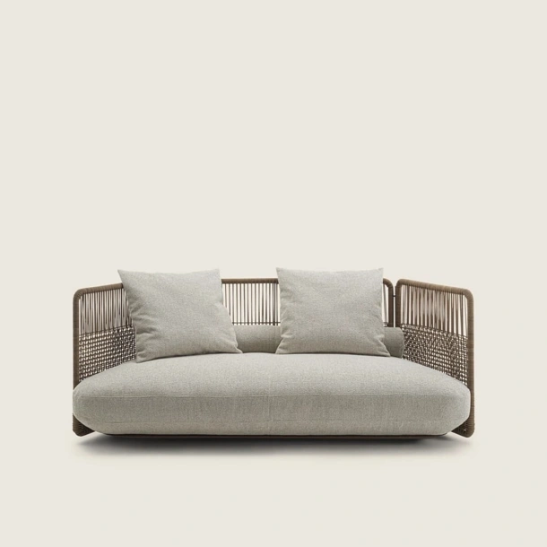 Divano lineare in tessuto con struttura in cuoio intrecciato Everett di Flexform