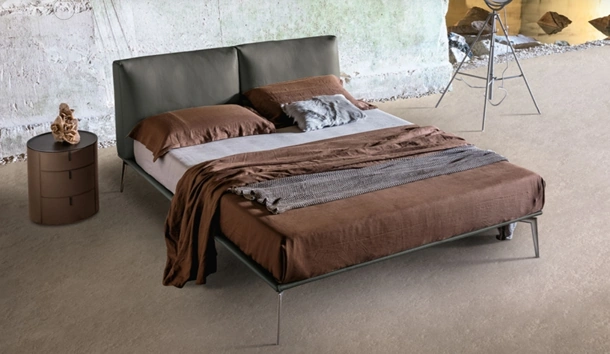 Letto con testiera in pelle imbottita Papillon di Alivar
