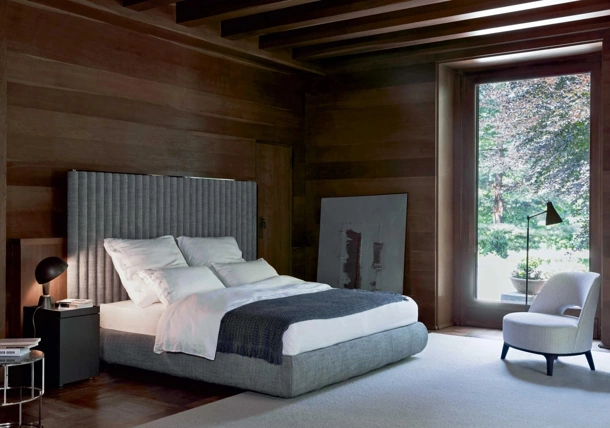 Letto in tessuto imbottito con testiera Biarritz di Flexform