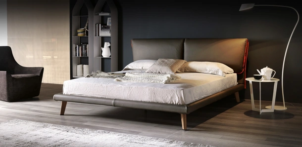 Letto imbottito con testiera Adam di Cattelan Italia