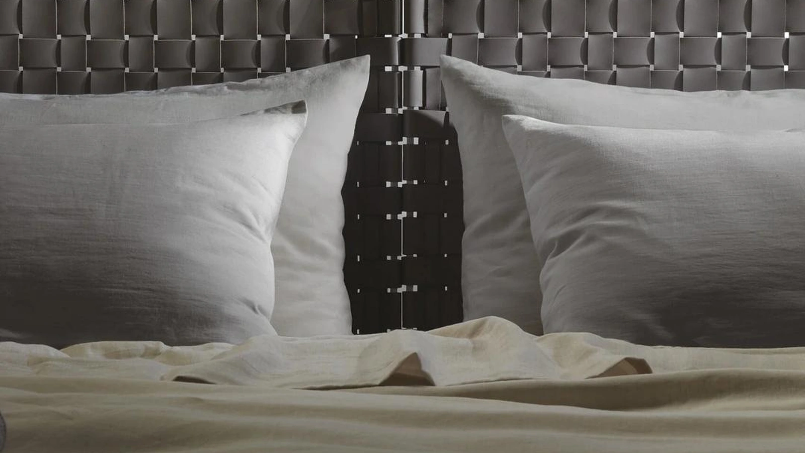 Letto con testiera in cuoio intrecciato Cestone di Flexform
