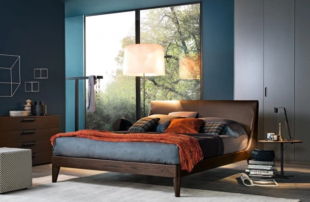Letto Clark in legno con testiera rivestita in pelle di Giellesse