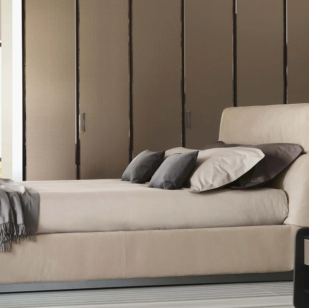 Letto in pelle Gentleman con testata alta di Flou