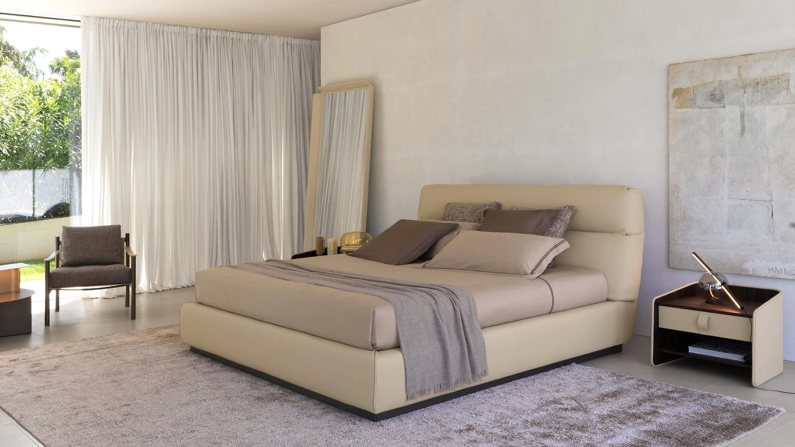 Letto in pelle Gentleman con testata alta di Flou