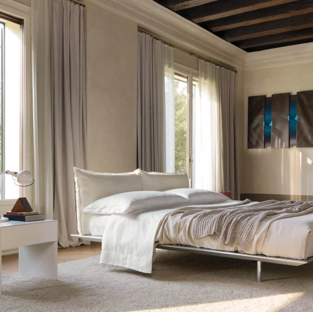 Letto con testiera in tessuto imbottito e struttura in alluminio spazzolato Platz di Desirèe