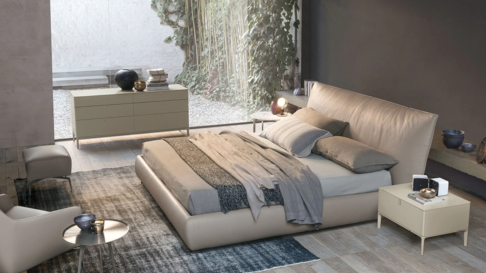 Letto imbottito e rivestito in pelle Suite di Alivar