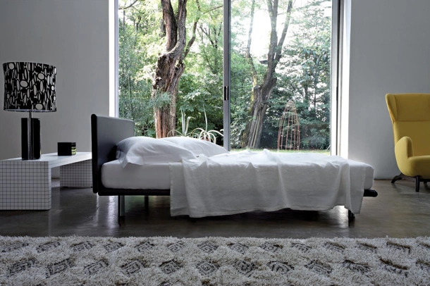 Letto con testiera in pelle e piedini in metallo Milano di Zanotta