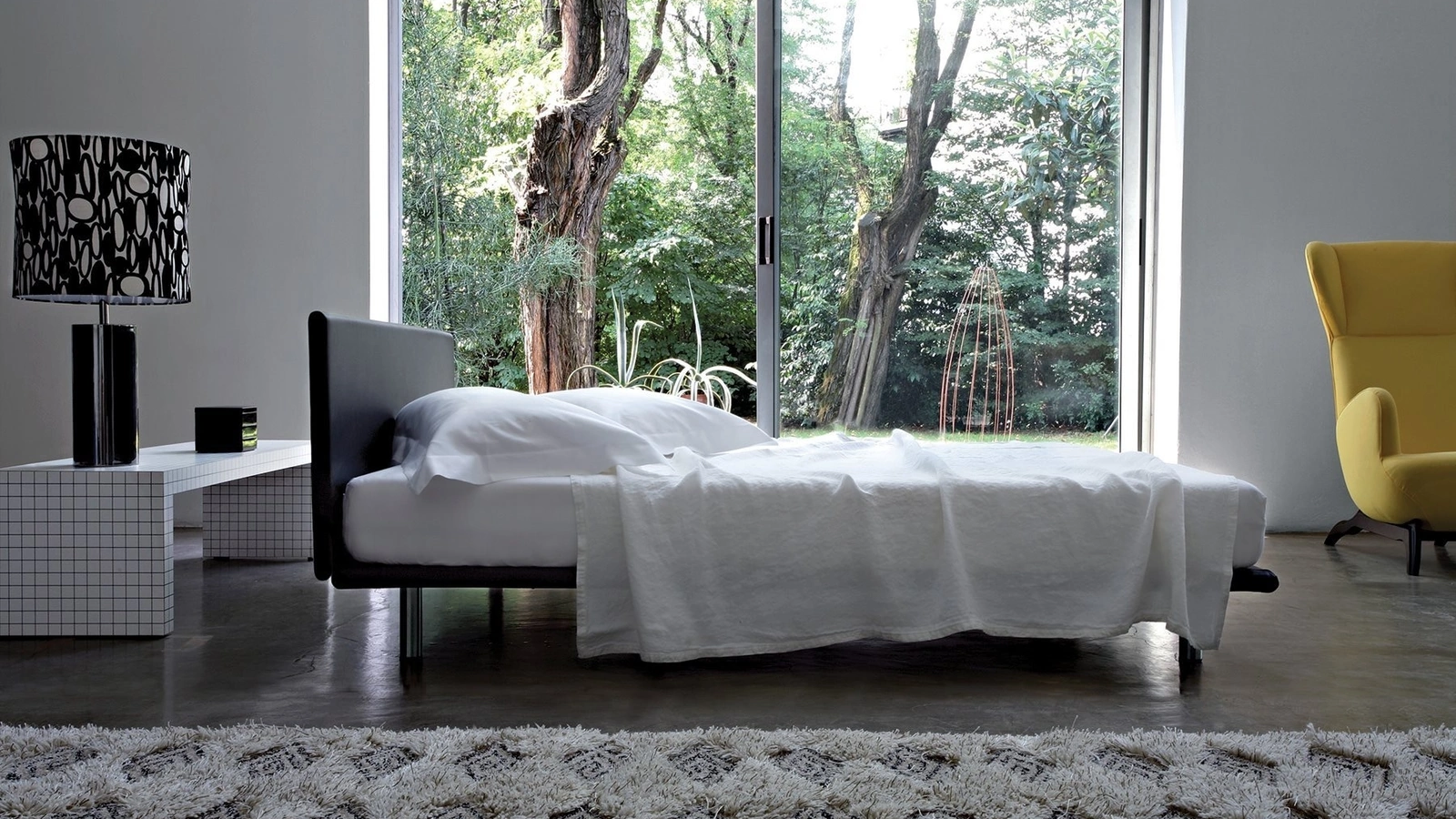 Letto con testiera in pelle e piedini in metallo Milano di Zanotta