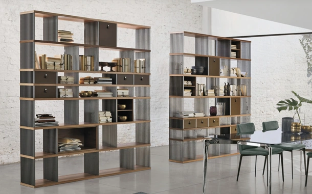 Libreria Diesys in acciaio con ripiani in essenza di Alivar