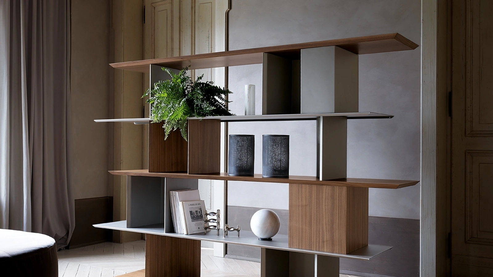 Libreria divisoria componibile magnetica in legno e metallo verniciato Libera 45 di Ronda Design