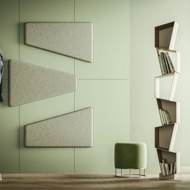Libreria componibile Su formata da poligoni irregolari in metallo di Ronda Design