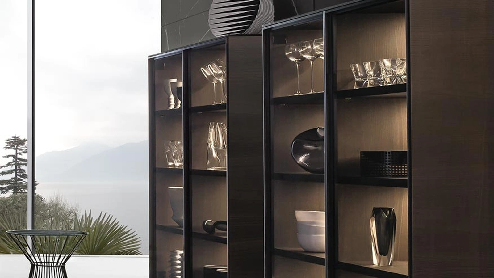 Madia alta Vetrina Frame Sideboard in legno con ante in vetro di Giellesse