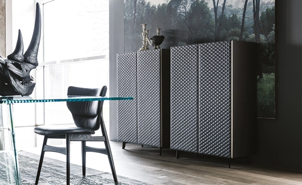 Madia Tiffany in legno con ante rivestite in pelle trapuntata di Cattelan Italia