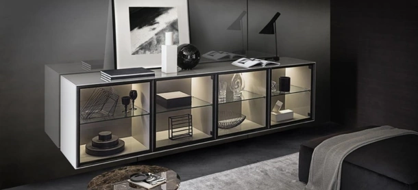Mobile sospeso Frame composizione 12 con ante in vetro di Giellesse
