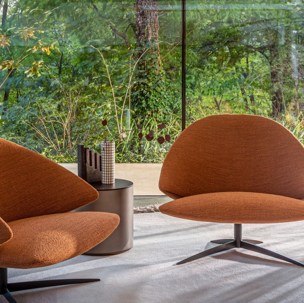 Poltroncina di design in tessuto imbottito Koster di Desirèe
