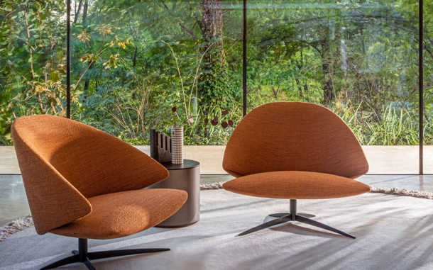Poltroncina di design in tessuto imbottito Koster di Desirèe
