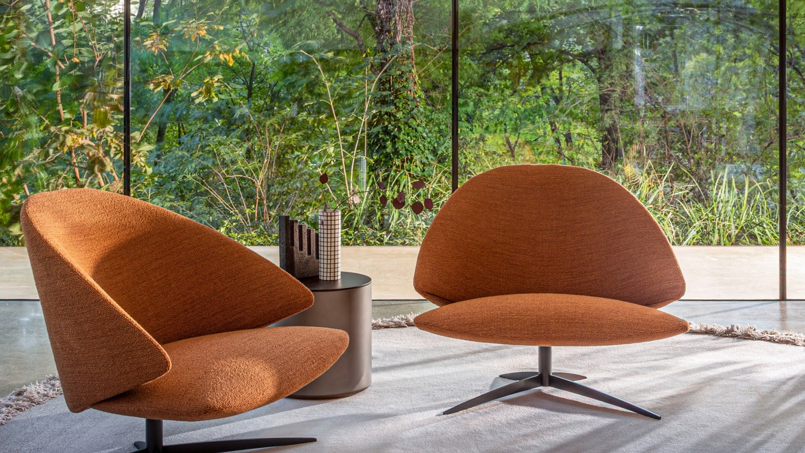 Poltroncina di design in tessuto imbottito Koster di Desirèe