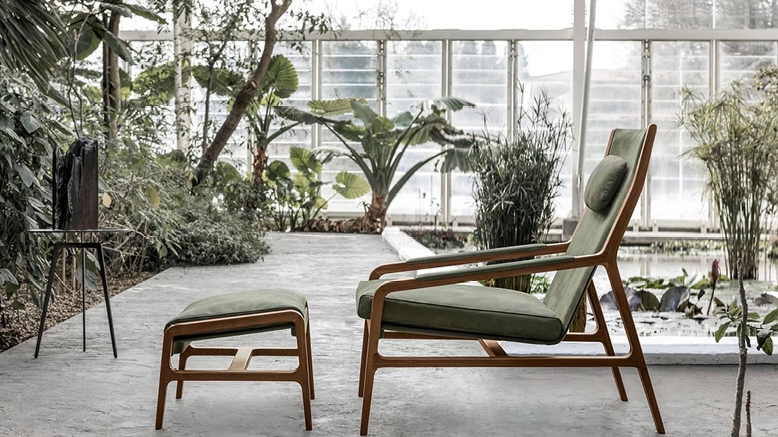Poltroncina in pelle con struttura in Noce massello Margot Relax di Alivar