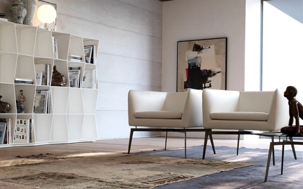 Poltroncina moderna in pelle su struttura in acciaio Pady di Alivar