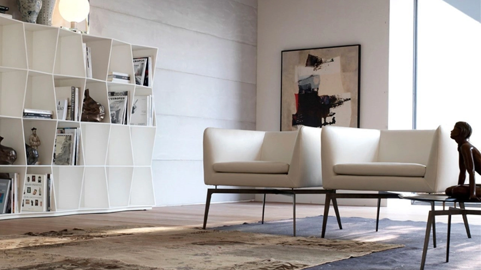 Poltroncina moderna in pelle su struttura in acciaio Pady di Alivar