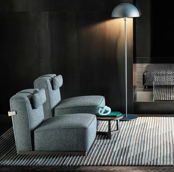 Poltrona con movimento allungabile ABCD in tessuto imbottito con base in metallo di Flexform