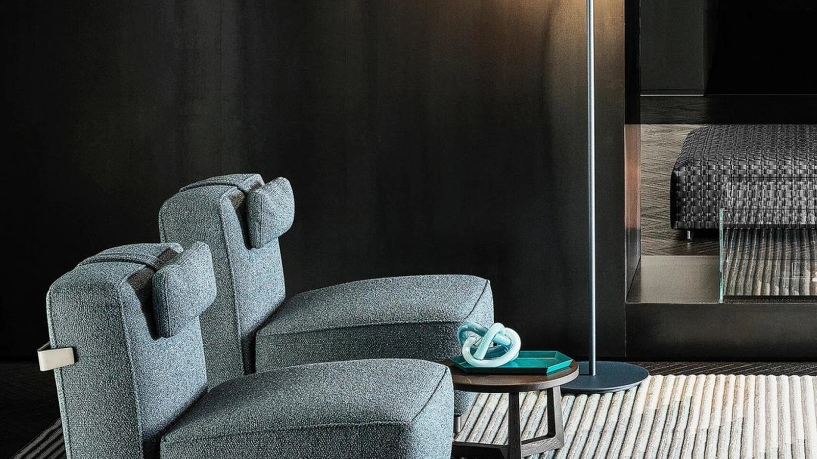 Poltrona con movimento allungabile ABCD in tessuto imbottito con base in metallo di Flexform
