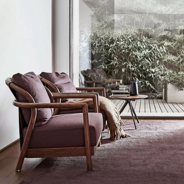 Poltrona Alison in tessuto imbottito con struttura in legno massello con fascia di cuoio di Flexform