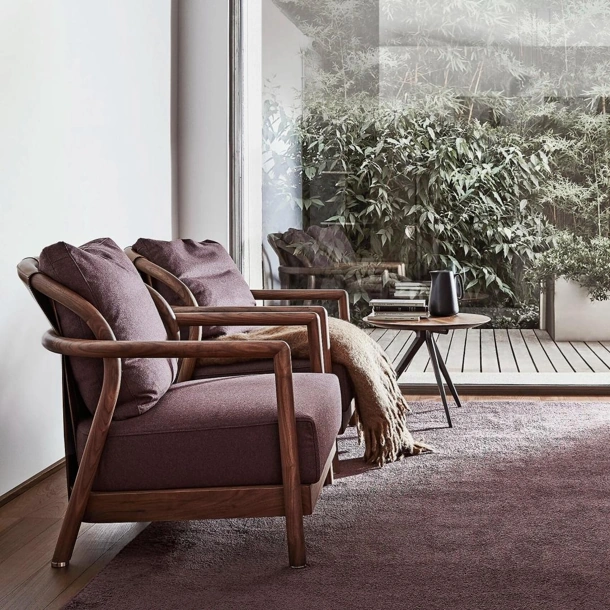 Poltrona Alison in tessuto imbottito con struttura in legno massello con fascia di cuoio di Flexform