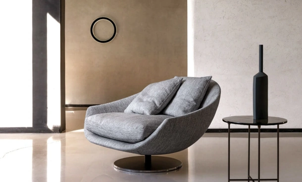 Poltrona di design Avì in tessuto con base in metallo di Desirèe