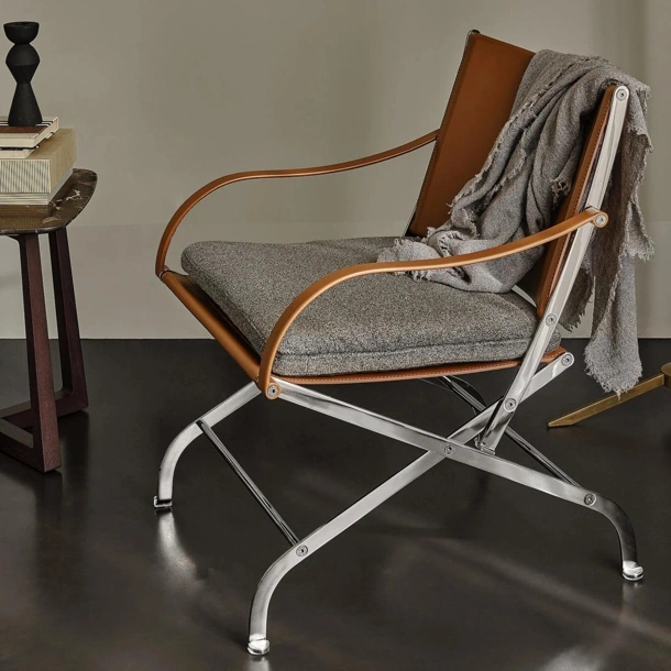 Poltroncina Carlotta in cuoio con struttura in metallo e cuscino in tessuto imbottito di Flexform