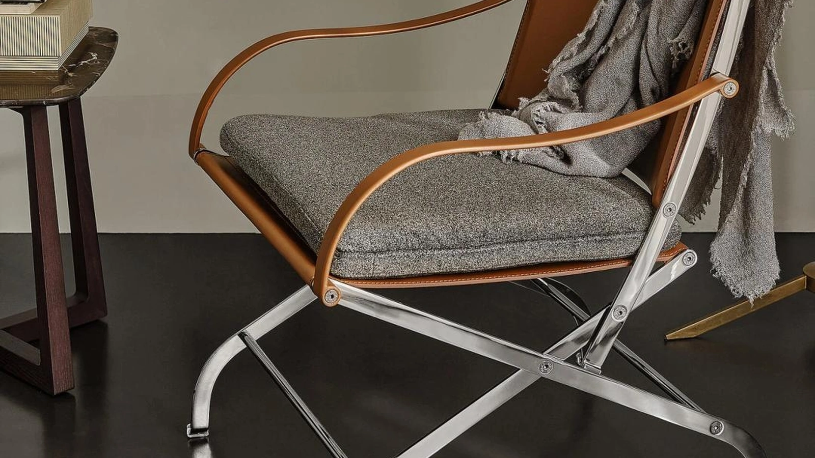 Poltroncina Carlotta in cuoio con struttura in metallo e cuscino in tessuto imbottito di Flexform