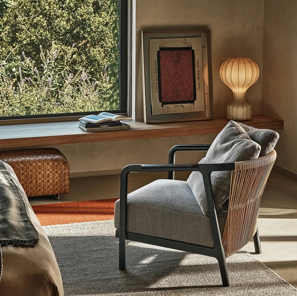 Poltrona Crono in tessuto imbottito con struttura in legno e cuoio di Flexform